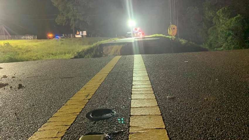 Автомобили с людьми падали в обрыв: в США обвалилась дорога (ФОТО) Автомобили с людьми падали в обрыв: в США обвалилась дорога (ФОТО)