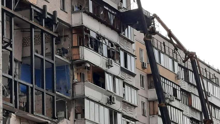 Из взорвавшегося дома на Позняках в Киеве начали выносить вещи