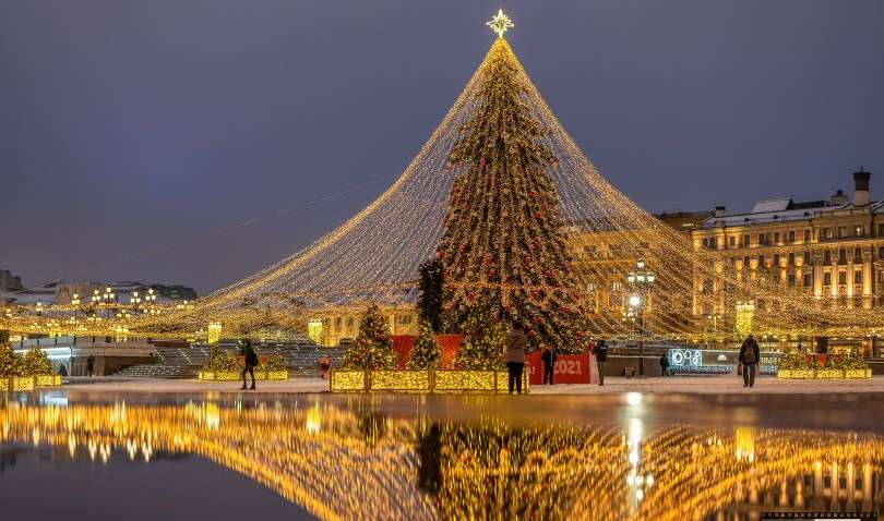 Знову зрада: користувачі соцмереж порівнюють головну ялинку України з тією, що була встановлена в Москві Знову зрада: користувачі соцмереж порівнюють головну ялинку України з тією, що була встановлена в Москві