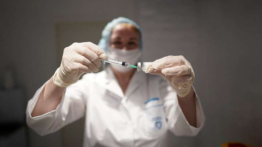 В Индии пенсионер вакцинировался 12 раз: зачем он это сделал