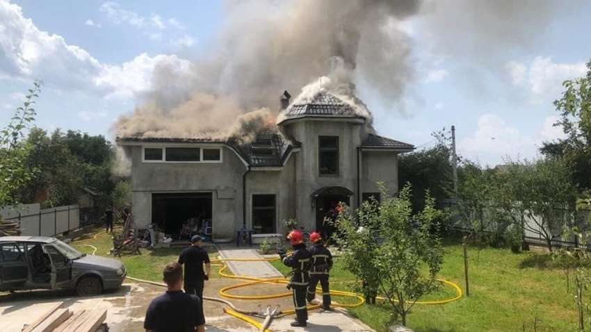 В Ивано-Франковской области на жилой дом упал самолет: погибли люди (ФОТО)