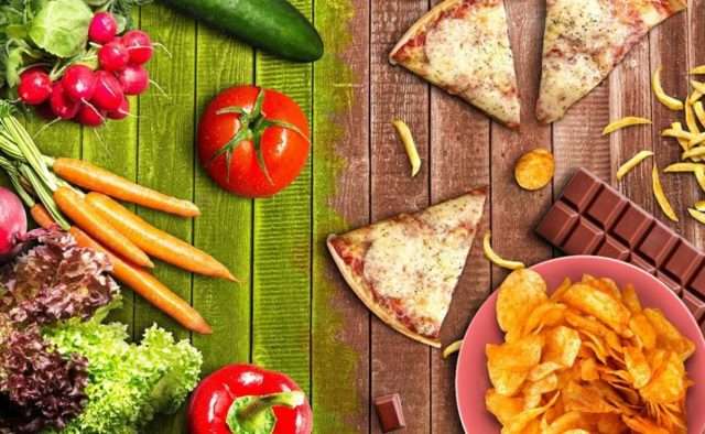 Медики назвали продукты, которые опасно употреблять в жару