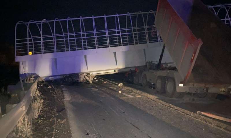 У Росії пішохідний міст упав на автомобілі: є загиблі (ФОТО)