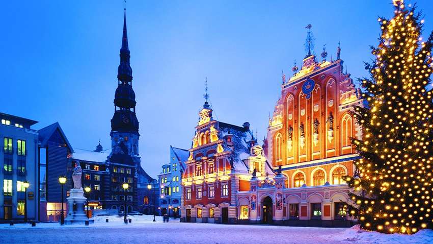 Власти Латвии запретили людям выходить из дома в новогоднюю ночь