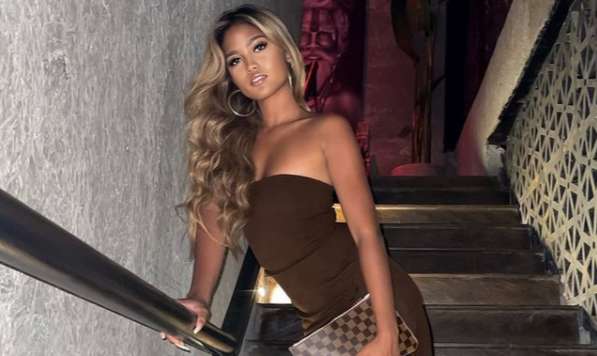 Молодая учительница начала продавать откровенные фото и спасла семью от бедности