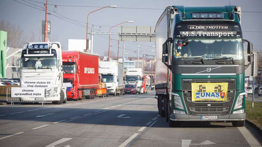 Страйк транспортників у Словаччині: заблоковані десятки автодоріг