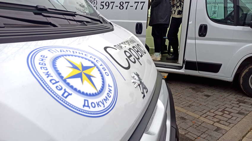 Нова послуга для біженців: «паспортний стіл» у Польщі та Туреччині