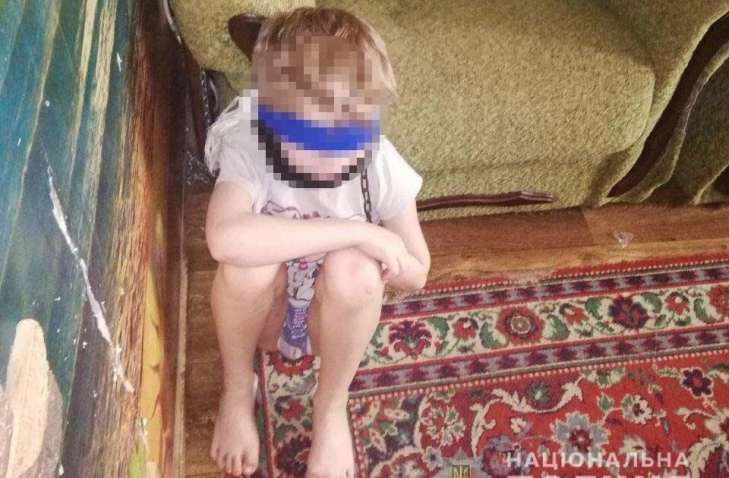 В Дніпрі мати посадила 8-річного хлопчика на ланцюг 