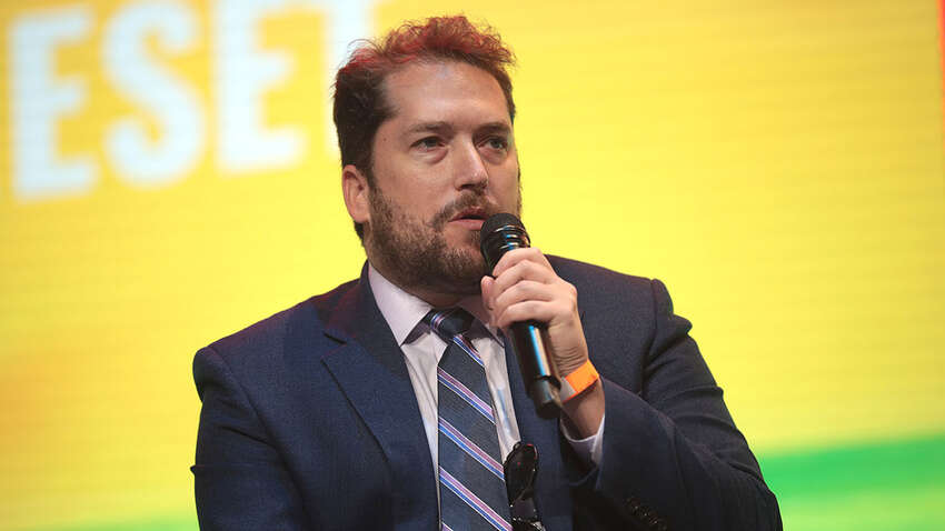 Заместитель Рубио попал в скандал из-за жены-россиянки: что происходит в Госдепе Заместитель Рубио попал в скандал из-за жены-россиянки: что происходит в Госдепе