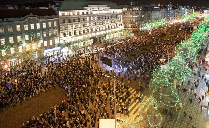 В столице Чехии тысячи людей вышли на улицы требовать отставки премьер-министра