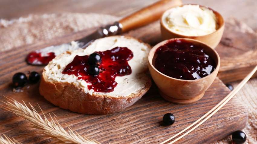 Врачи объяснили, почему вредно есть хлеб с вареньем