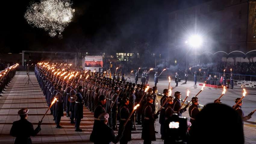 С Богом, розами и панк-роком: как немецкие военные почтили Меркель