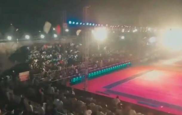 Сотни жертв: в Индии обрушилась трибуна со зрителями 