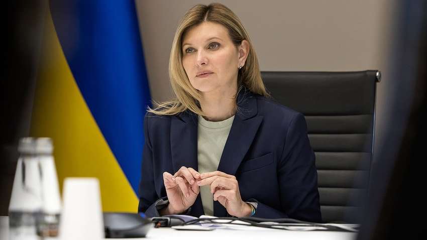 У вишиванці, але з сумом в очах: Олена Зеленська показала яскраве фото