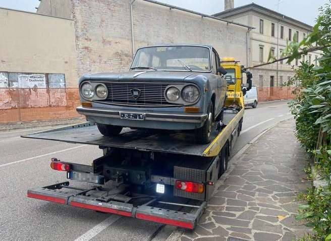 В Италии убрали машину, которую припарковали на тротуаре 47 лет назад