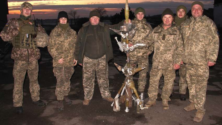 Бойцы в зоне ООС создали «новогоднюю елку» из вражеских боеприпасов