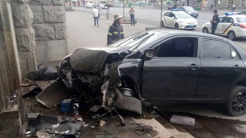 Харьковскую мэрию протаранила иномарка (ВИДЕО)