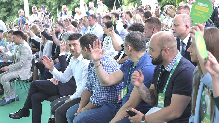 Парламентські вибори в Україні: партії провели з'їзди і представили своїх кандидатів у депутати
