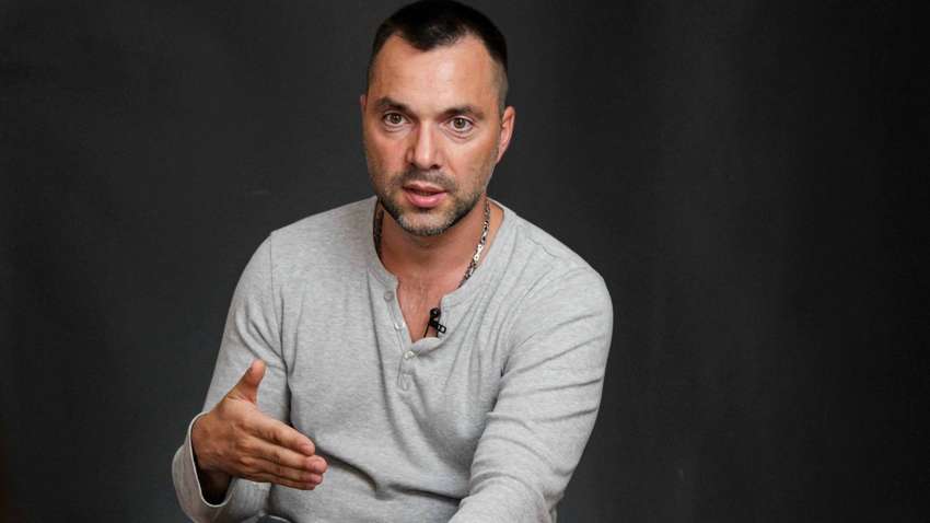 Арестович назвав дві причини підриву Каховської ГЕС