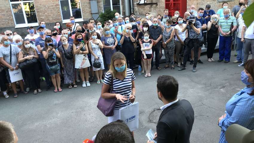 Взрыв на Позняках: Зеленский вручил первые квартиры пострадавшим Взрыв на Позняках: Зеленский вручил первые квартиры пострадавшим