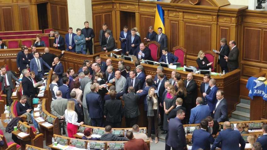 Скандал в Раде: "слуги народа" продлили работу до принятия решения по рынку земли, но оппозиция заблокировала трибуну