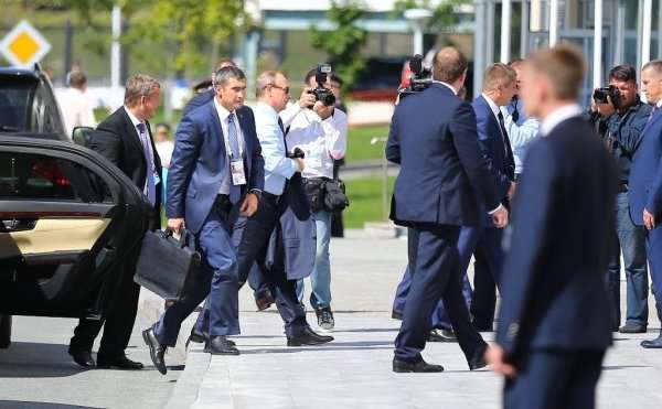 Охорона збирає його екскременти: журналісти розповіли про деталі зарубіжних візитів путіна Охорона збирає його екскременти: журналісти розповіли про деталі зарубіжних візитів путіна