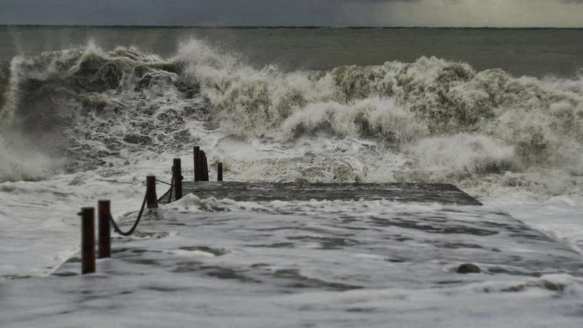 Кирилловка уходит под воду из-за шторма: затопило путь к резиденции президента (фото)