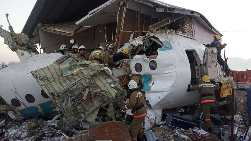 Авиакатастрофа в Казахстане: полицейский спас младенца, мать которого сильно пострадала