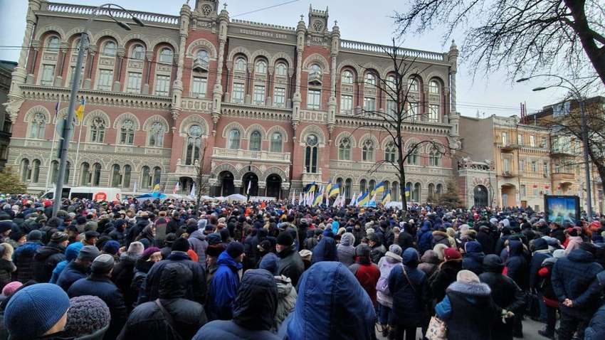 В Киеве митингующие ворвались в Нацбанк, требуя отставку его главы