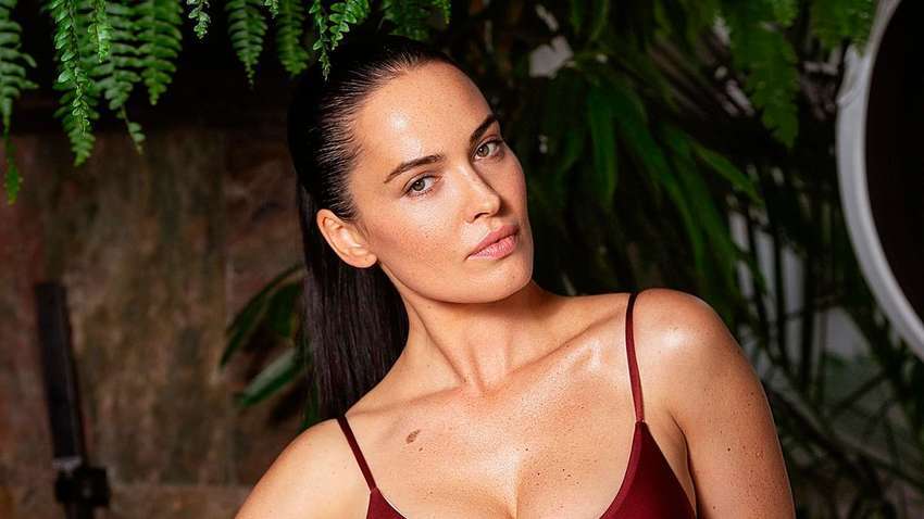 Звезда Playboy Даша Астафьева разделась для фотосессии с живой змеей (ФОТО)