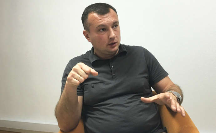 "Слуга народу" під час передвиборчої кампанії побився і пробив покришки машин (ВІДЕО)