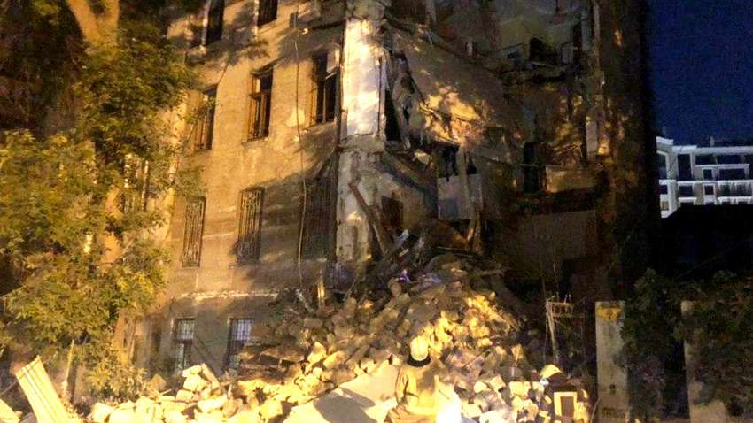 В Одессе обрушилась жилая многоэтажка: слышен запах газа