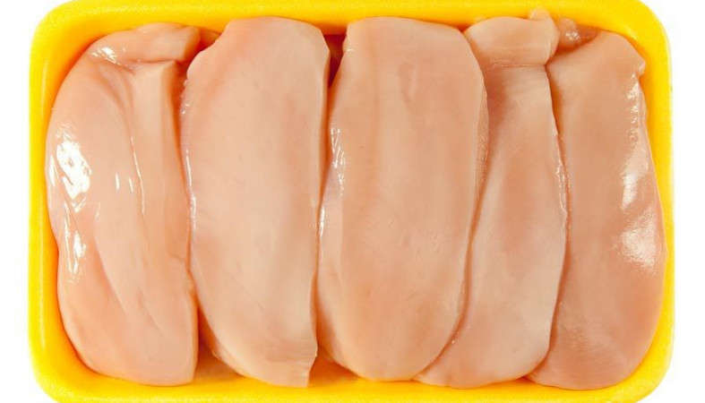 «Синці і накручування ваги»: експерти перевірили найбільших виробників курятини