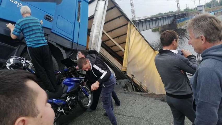 Біля Нікополя під вантажівкою обвалився міст (ФОТО, ВІДЕО)