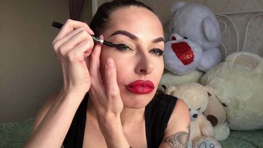 "Б'юті-блогеру" з Росії "замовлений" в'їзд в Україну через спробу обдурити прикордонників 