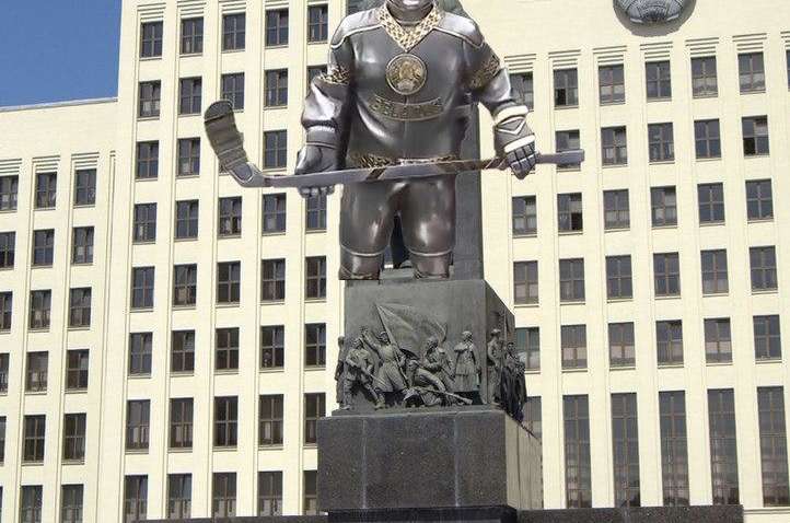 Президенту Білорусії подарували його залізну копію