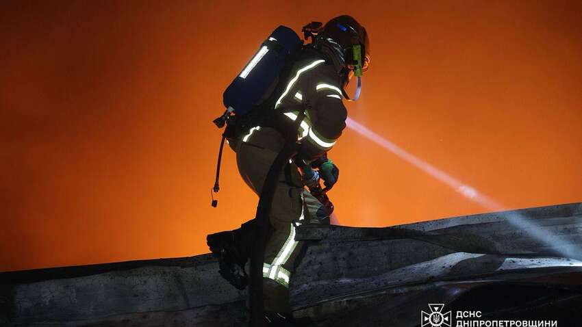 Окупанти обстріляли Дніпропетровщину: жахливі кадри показали в ДСНС Окупанти обстріляли Дніпропетровщину: жахливі кадри показали в ДСНС