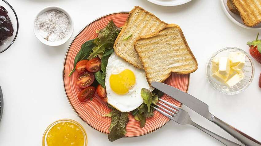 Подходим к началу дня с толком: самые подходящие примеры завтраков от диетологов