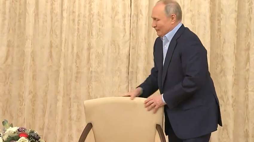 Несподівана поведінка Путіна: схопився за стілець (ВІДЕО) Несподівана поведінка Путіна: схопився за стілець (ВІДЕО)