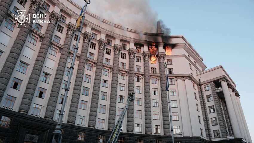 Після атаки РФ у Києві загорілася будівля Кабміну: що відомо (ФОТО) Після атаки РФ у Києві загорілася будівля Кабміну: що відомо (ФОТО)