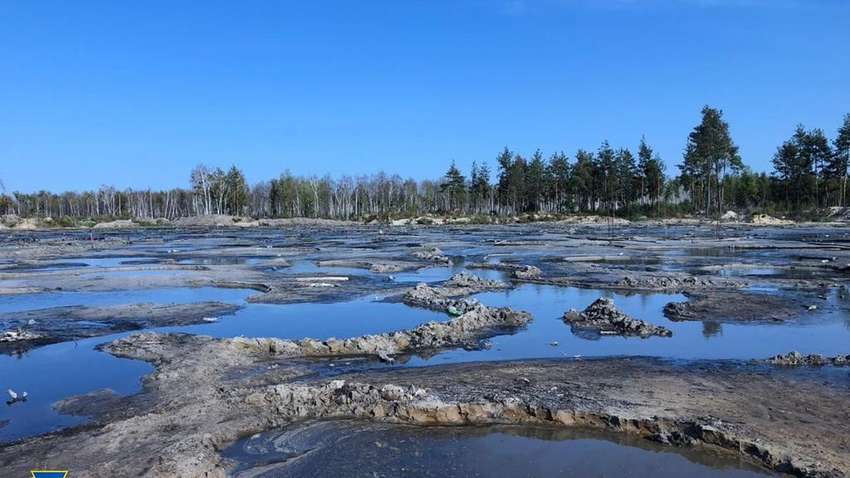 Масштабний "чорний" видобуток бурштину викрито на Рівненщині (ВІДЕО)