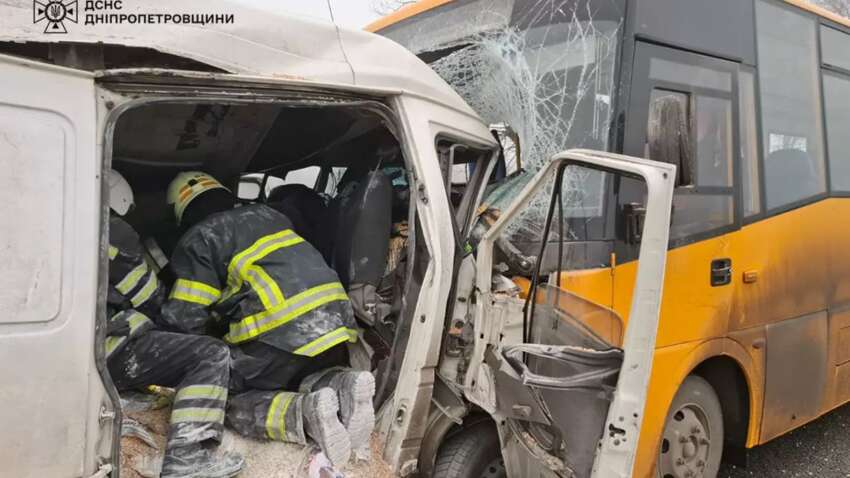Смертельна ДТП під Дніпром: шкільний автобус зіткнувся з мікроавтобусом лоб в лоб Смертельна ДТП під Дніпром: шкільний автобус зіткнувся з мікроавтобусом лоб в лоб