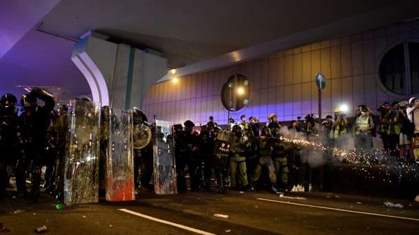 В Гонконге с помощью пиротехники ранены шестеро демонстрантов