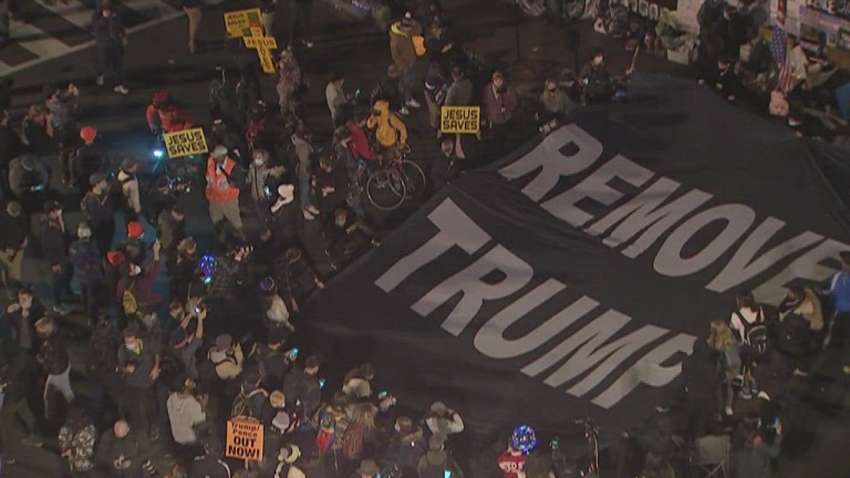 “Результаты” выборов: протестующие возле Белого дома снесли ограждение “Результаты” выборов: протестующие возле Белого дома снесли ограждение