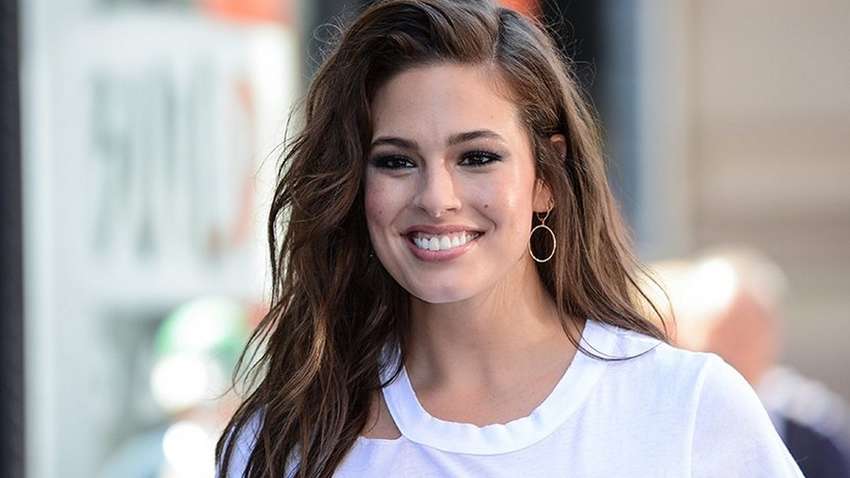 Модель Эшли Грэм сменила сыну подгузник прямо на полу супермаркета