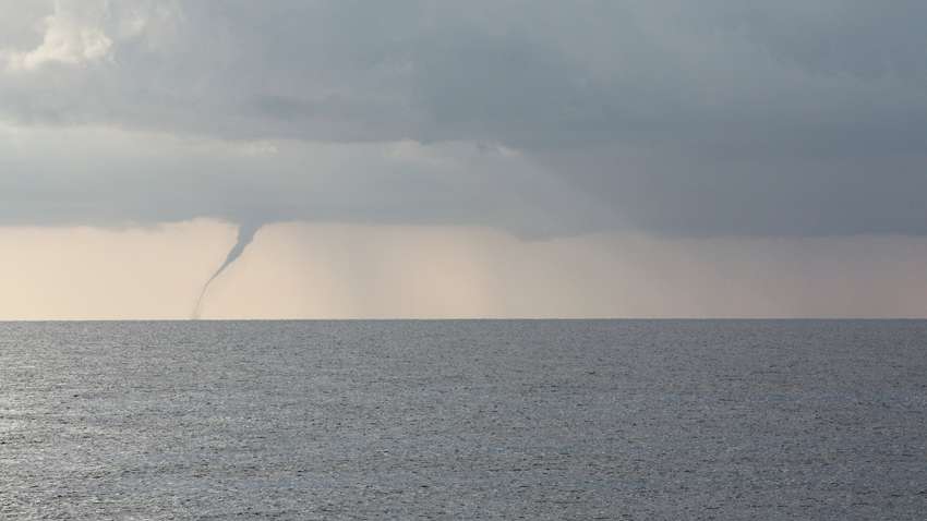 На Італію обрушився сильний смерч: як він виглядав (ВІДЕО) На Італію обрушився сильний смерч: як він виглядав (ВІДЕО)