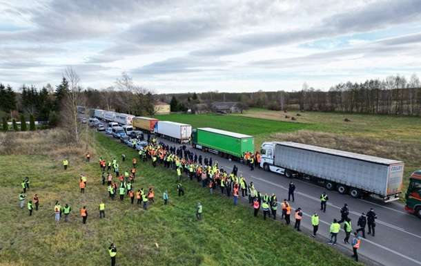 Блокада кордону України перевізниками: з'явилася реакція уряду Польщі 