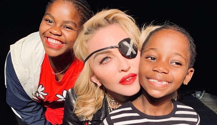 Мадонну обвинили в расизме из-за снимков детей с арбузом