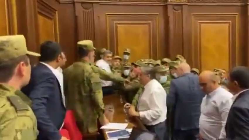 У Вірменії парламентарії побилися двічі за день У Вірменії парламентарії побилися двічі за день