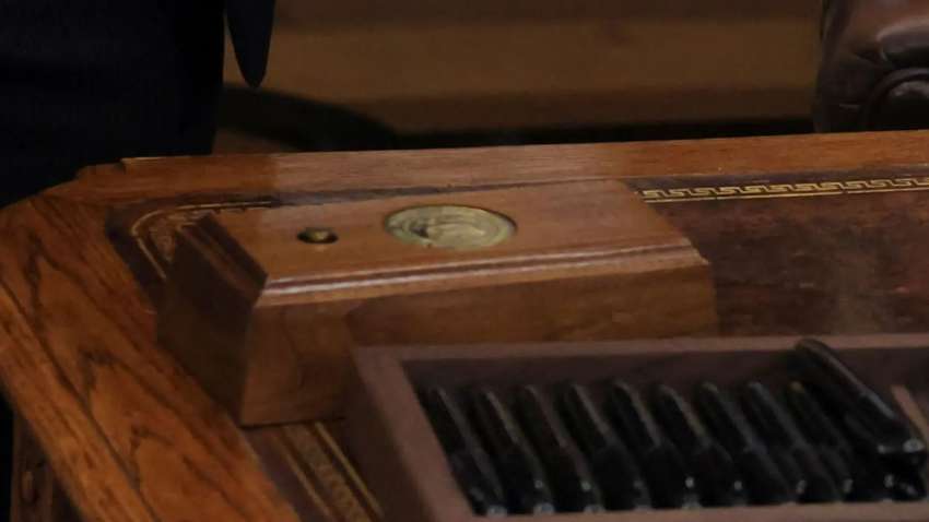 У Білому Домі встановили особливу кнопку: коли Трамп на неї тисне У Білому Домі встановили особливу кнопку: коли Трамп на неї тисне